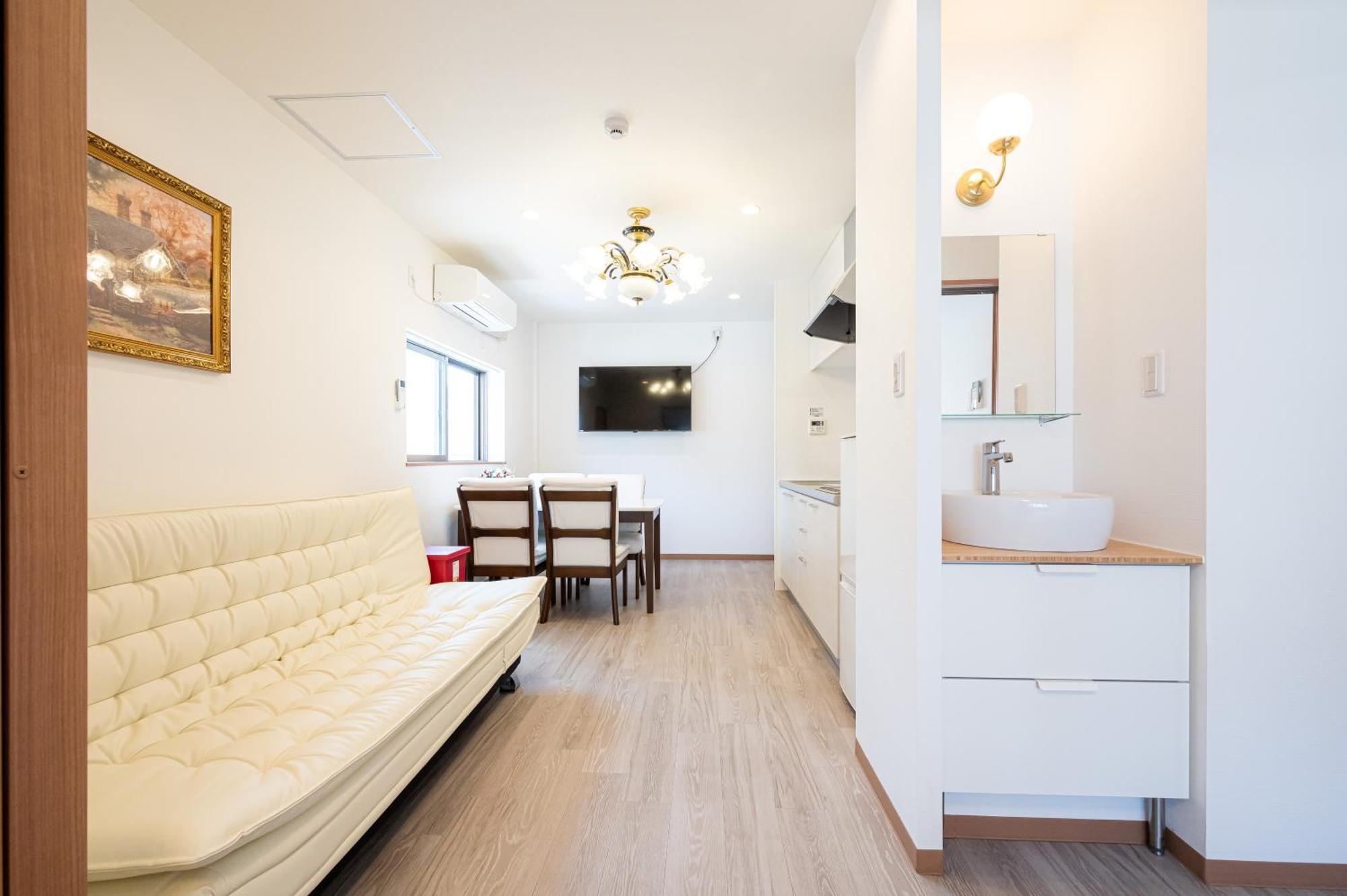323 Namba -4f Apartment